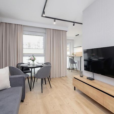 Bright Apartment In Krakow With Garden, Air Conditioning, Parking And Desk By Renters Prestige Exteriör bild