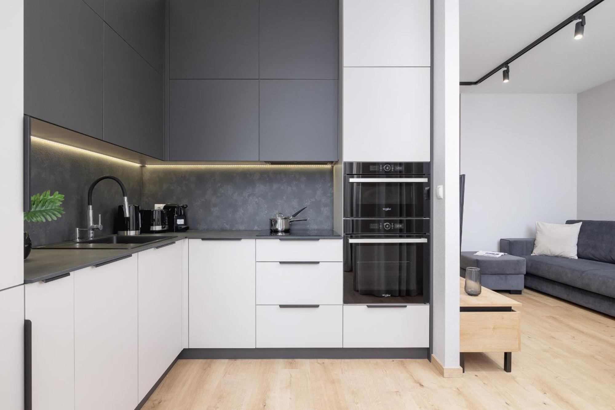 Bright Apartment In Krakow With Garden, Air Conditioning, Parking And Desk By Renters Prestige Exteriör bild