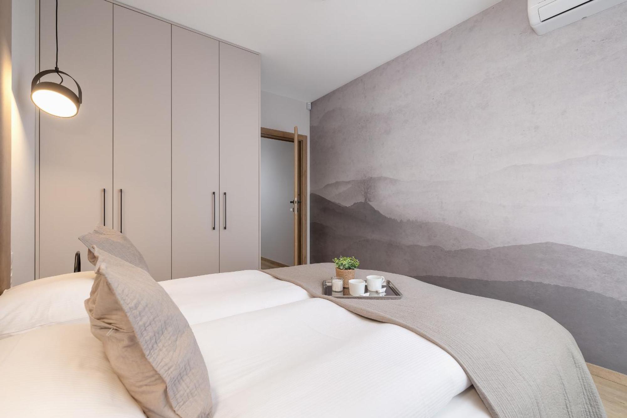 Bright Apartment In Krakow With Garden, Air Conditioning, Parking And Desk By Renters Prestige Exteriör bild