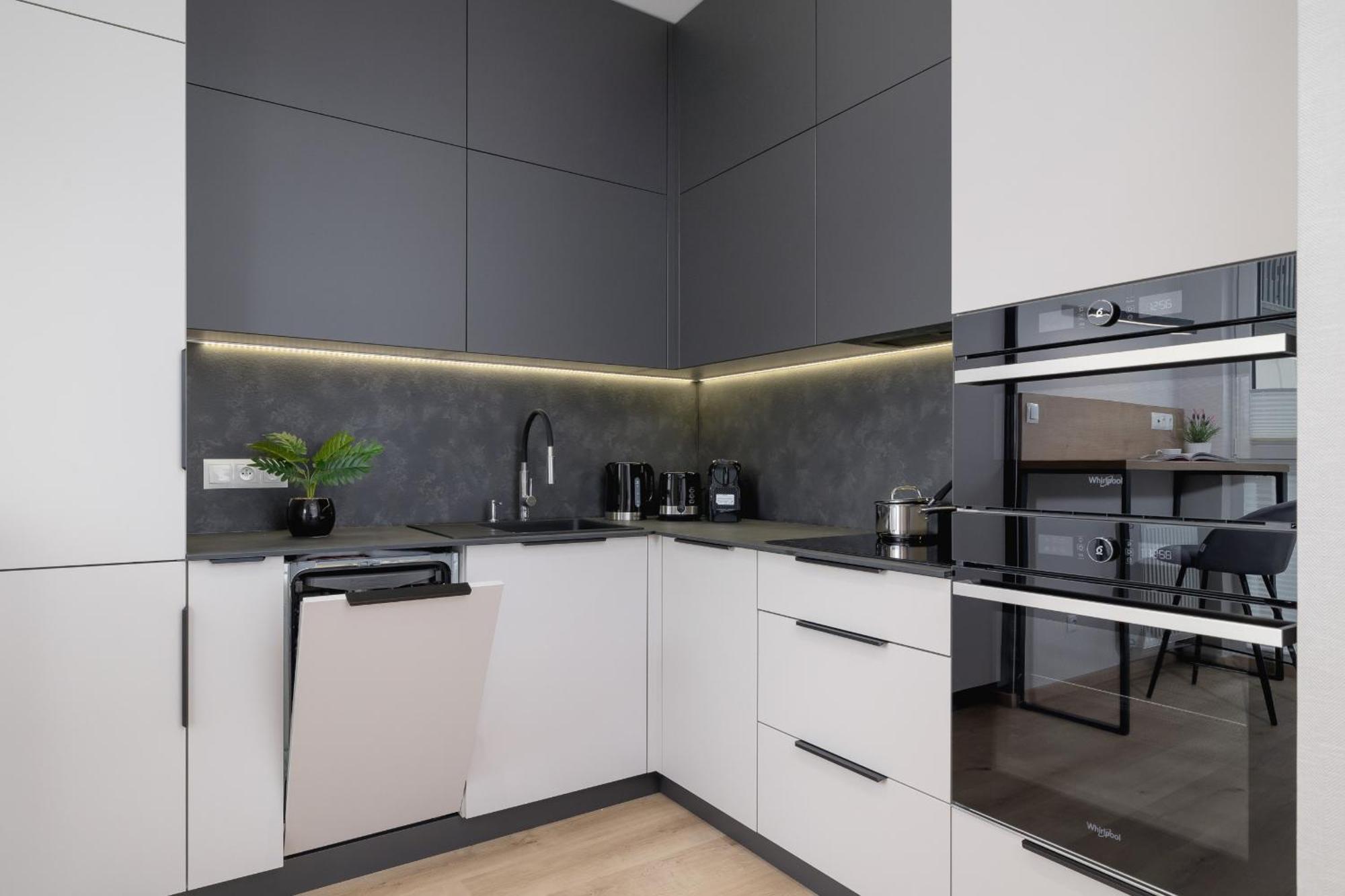 Bright Apartment In Krakow With Garden, Air Conditioning, Parking And Desk By Renters Prestige Exteriör bild