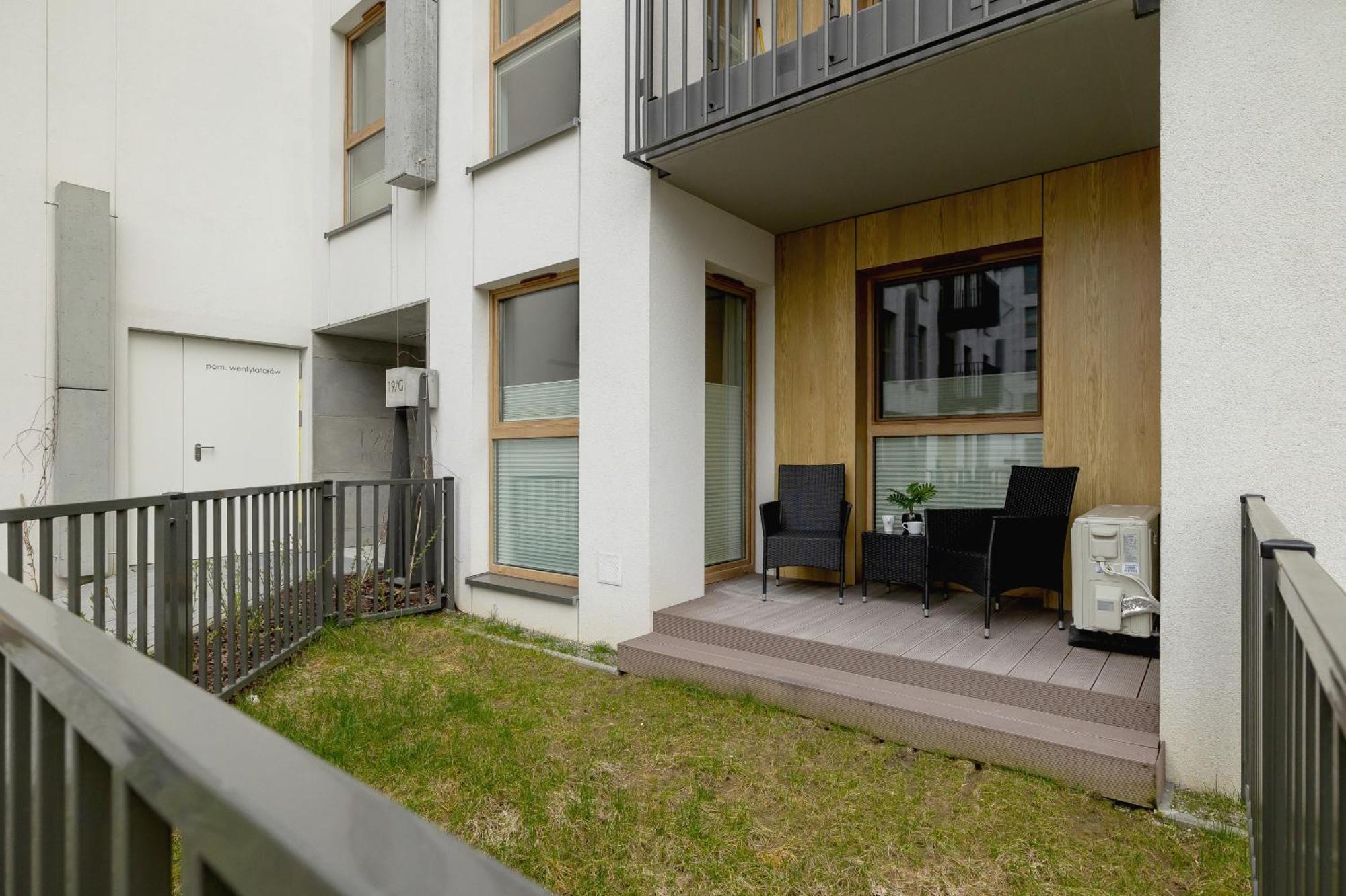 Bright Apartment In Krakow With Garden, Air Conditioning, Parking And Desk By Renters Prestige Exteriör bild