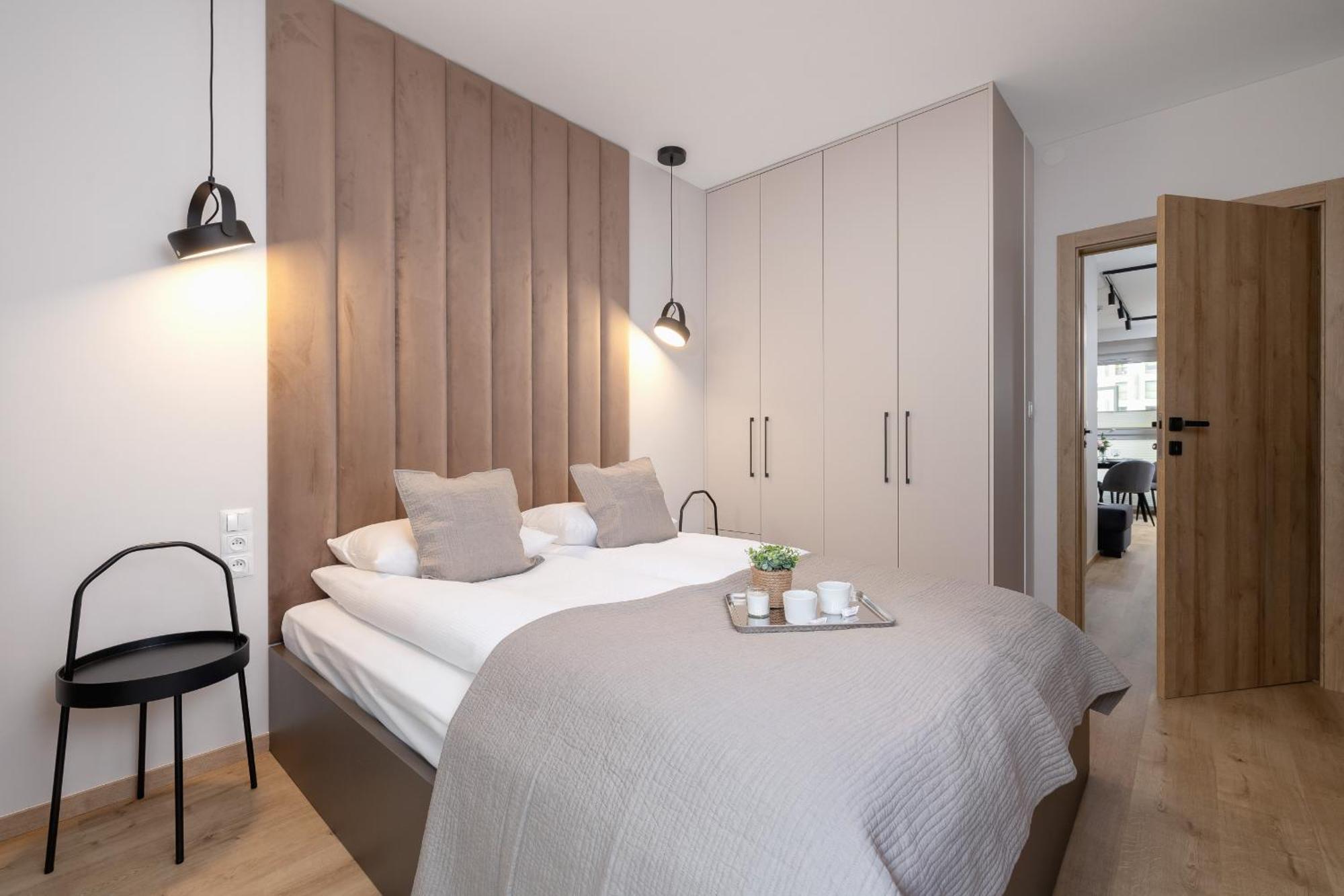 Bright Apartment In Krakow With Garden, Air Conditioning, Parking And Desk By Renters Prestige Exteriör bild