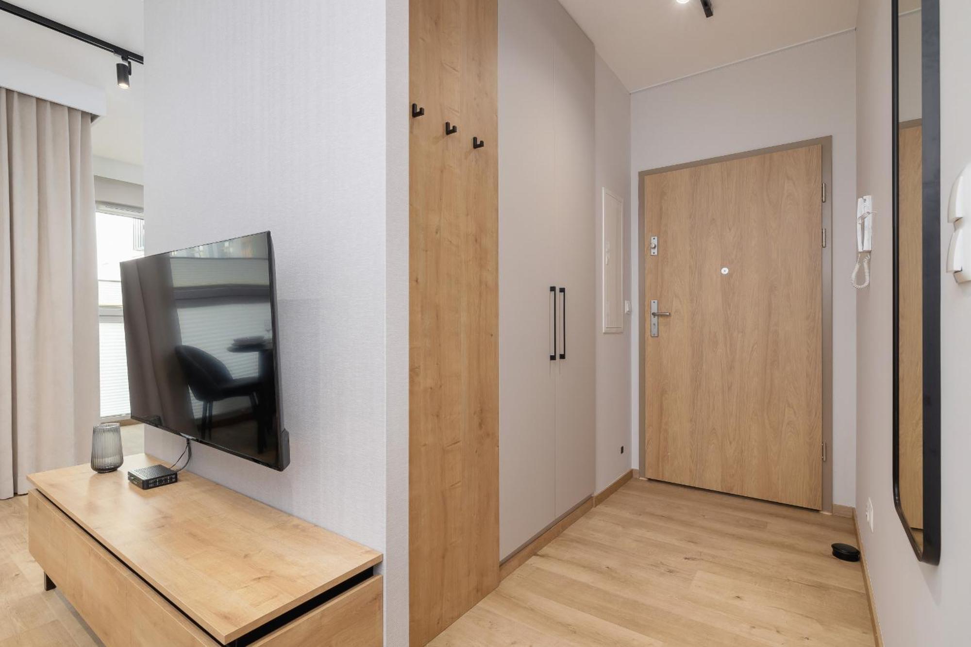 Bright Apartment In Krakow With Garden, Air Conditioning, Parking And Desk By Renters Prestige Exteriör bild