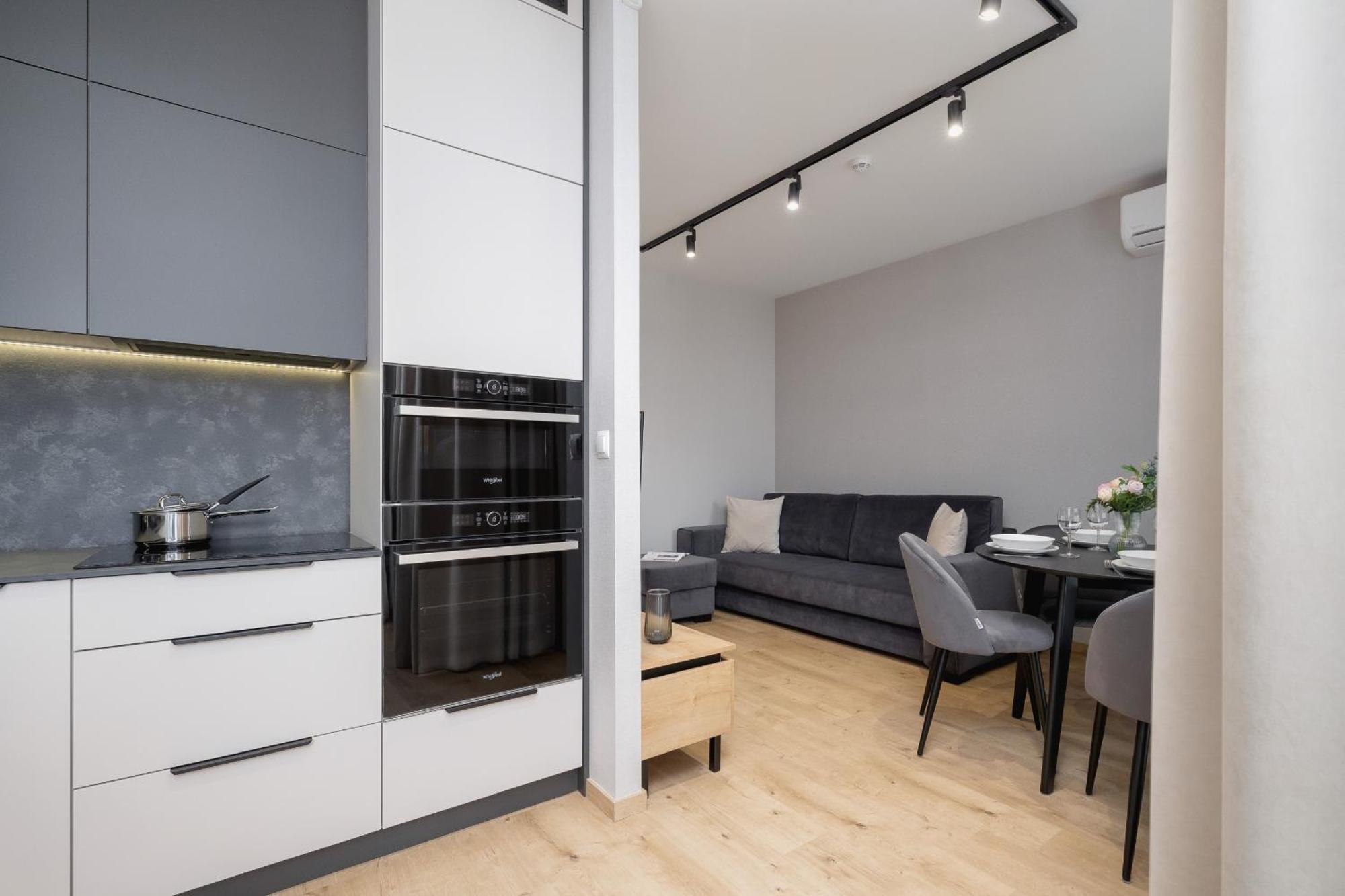 Bright Apartment In Krakow With Garden, Air Conditioning, Parking And Desk By Renters Prestige Exteriör bild