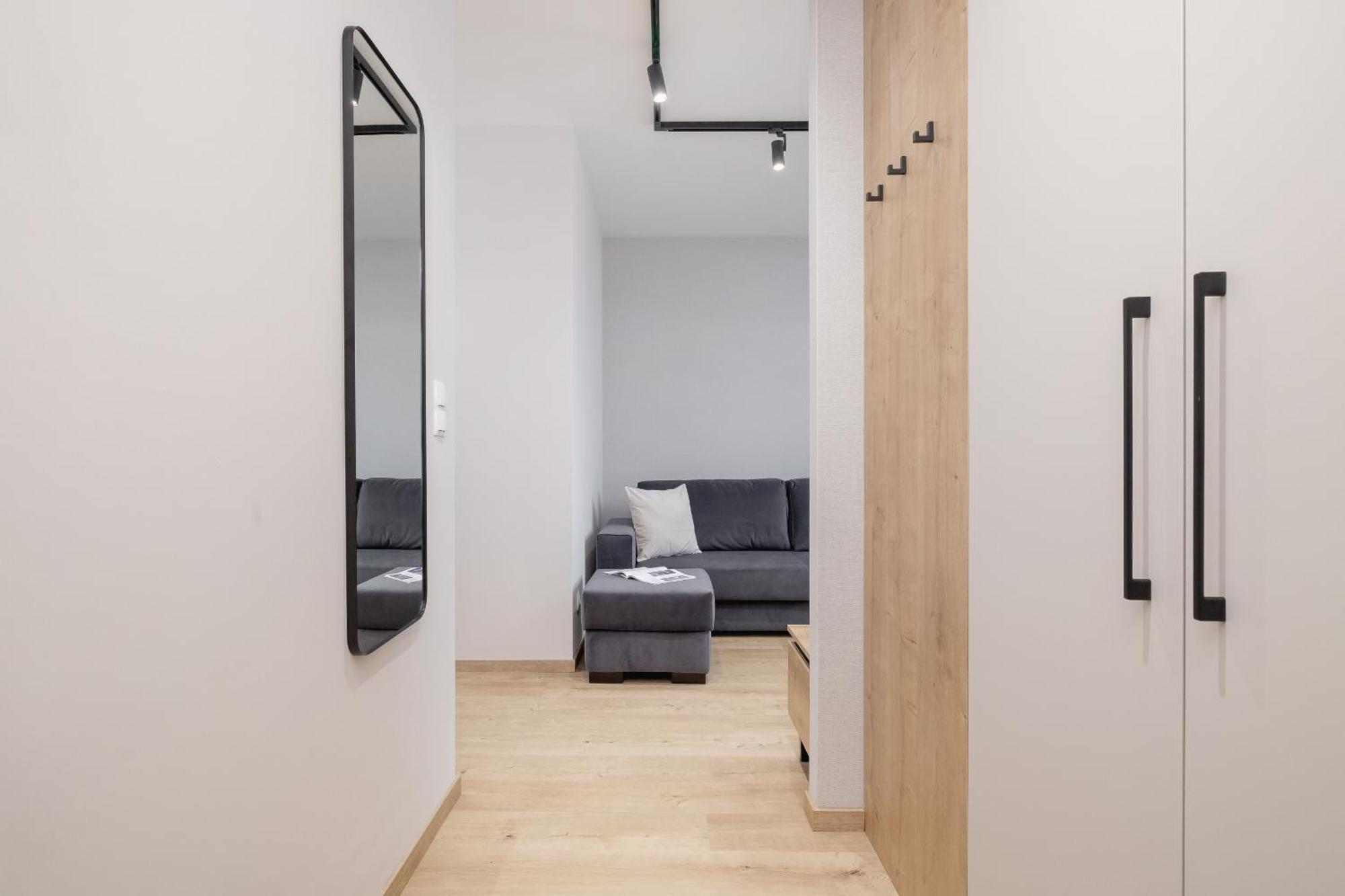 Bright Apartment In Krakow With Garden, Air Conditioning, Parking And Desk By Renters Prestige Exteriör bild