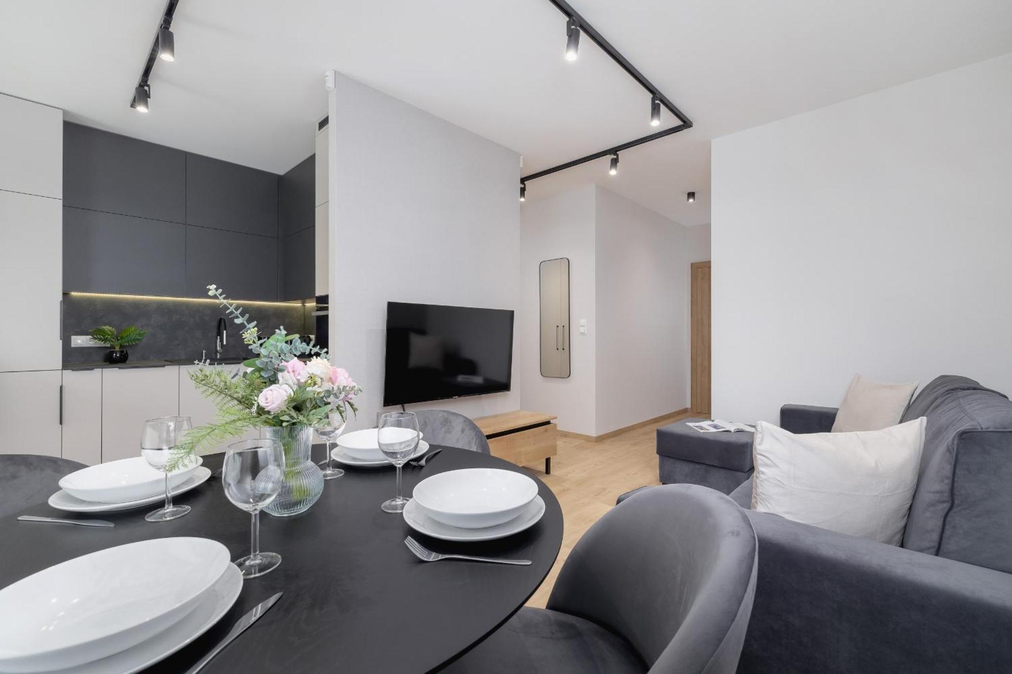 Bright Apartment In Krakow With Garden, Air Conditioning, Parking And Desk By Renters Prestige Exteriör bild