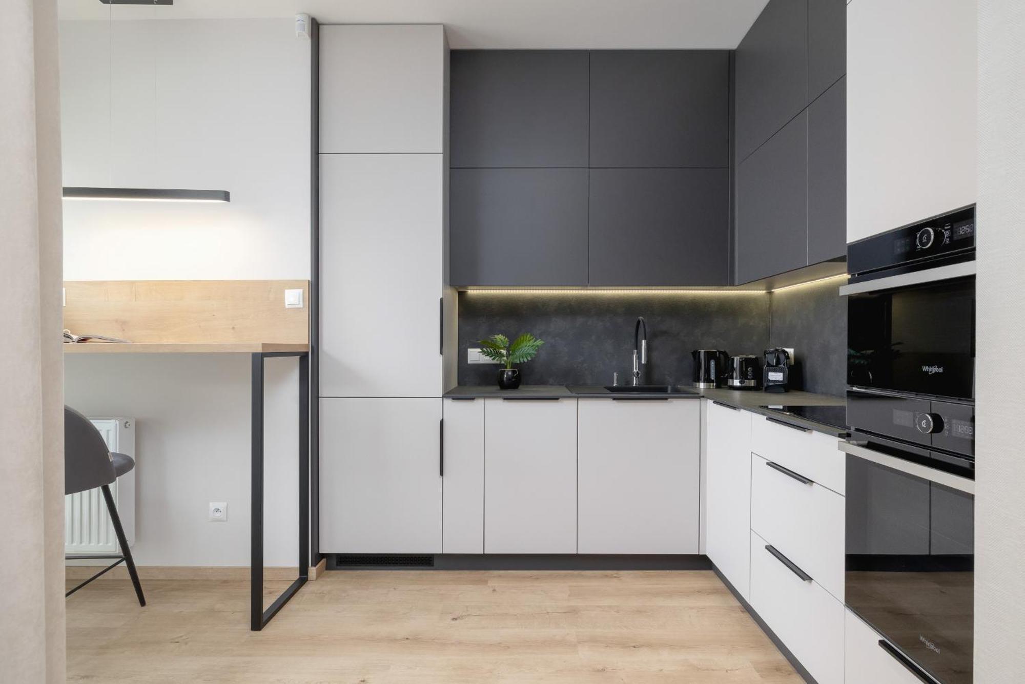 Bright Apartment In Krakow With Garden, Air Conditioning, Parking And Desk By Renters Prestige Exteriör bild