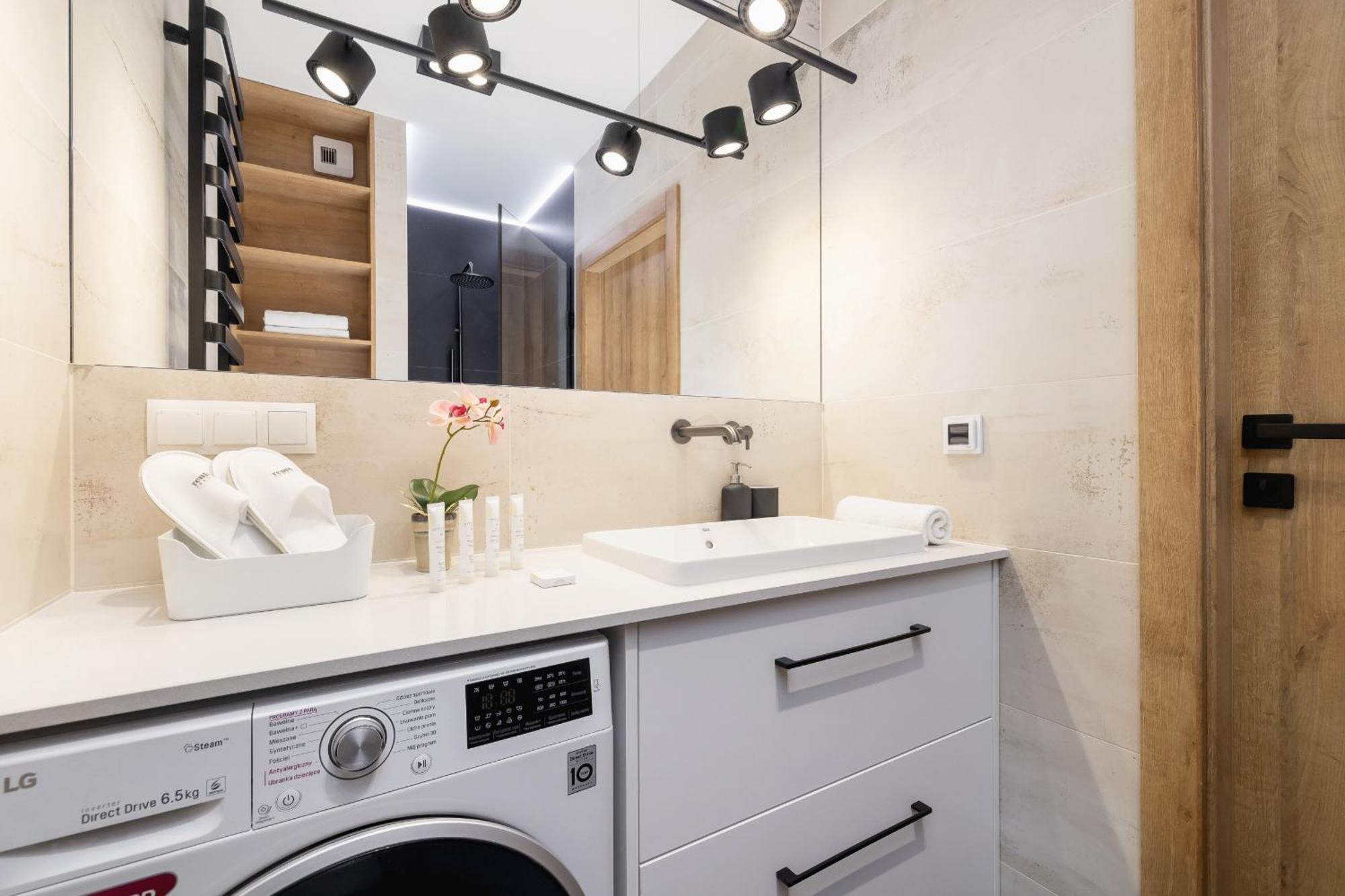 Bright Apartment In Krakow With Garden, Air Conditioning, Parking And Desk By Renters Prestige Exteriör bild
