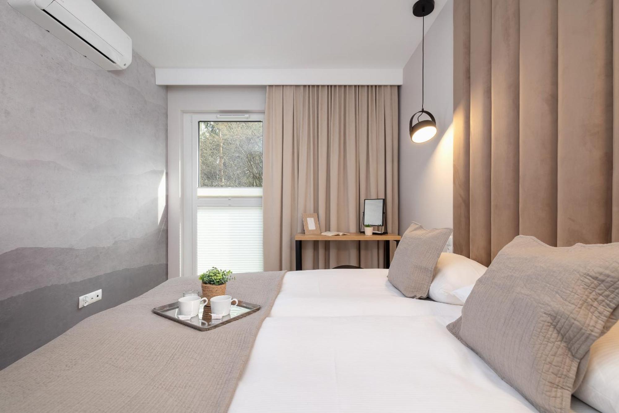 Bright Apartment In Krakow With Garden, Air Conditioning, Parking And Desk By Renters Prestige Exteriör bild