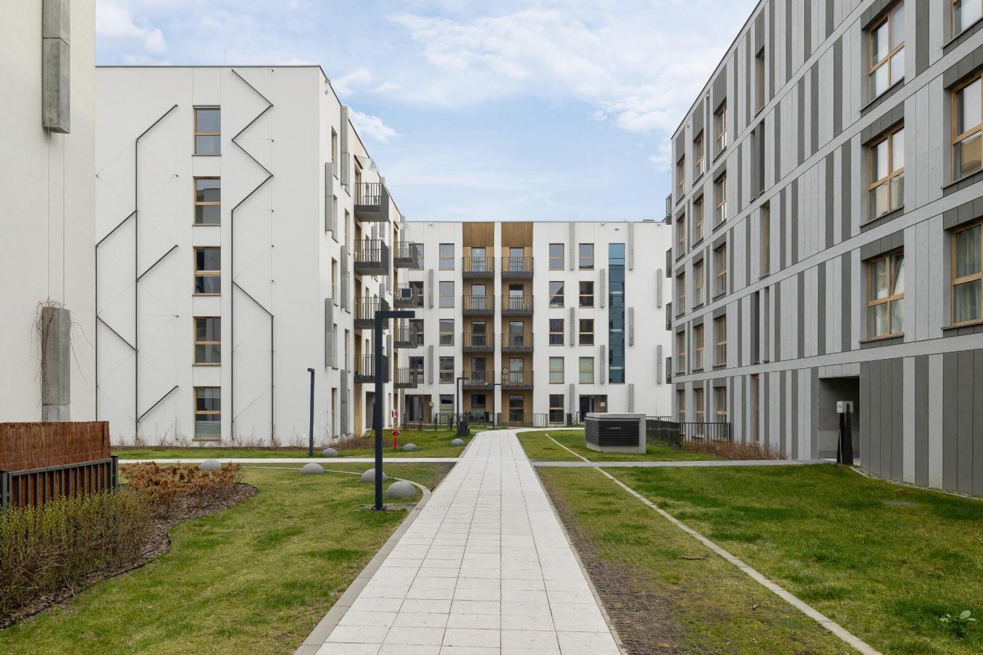 Bright Apartment In Krakow With Garden, Air Conditioning, Parking And Desk By Renters Prestige Exteriör bild