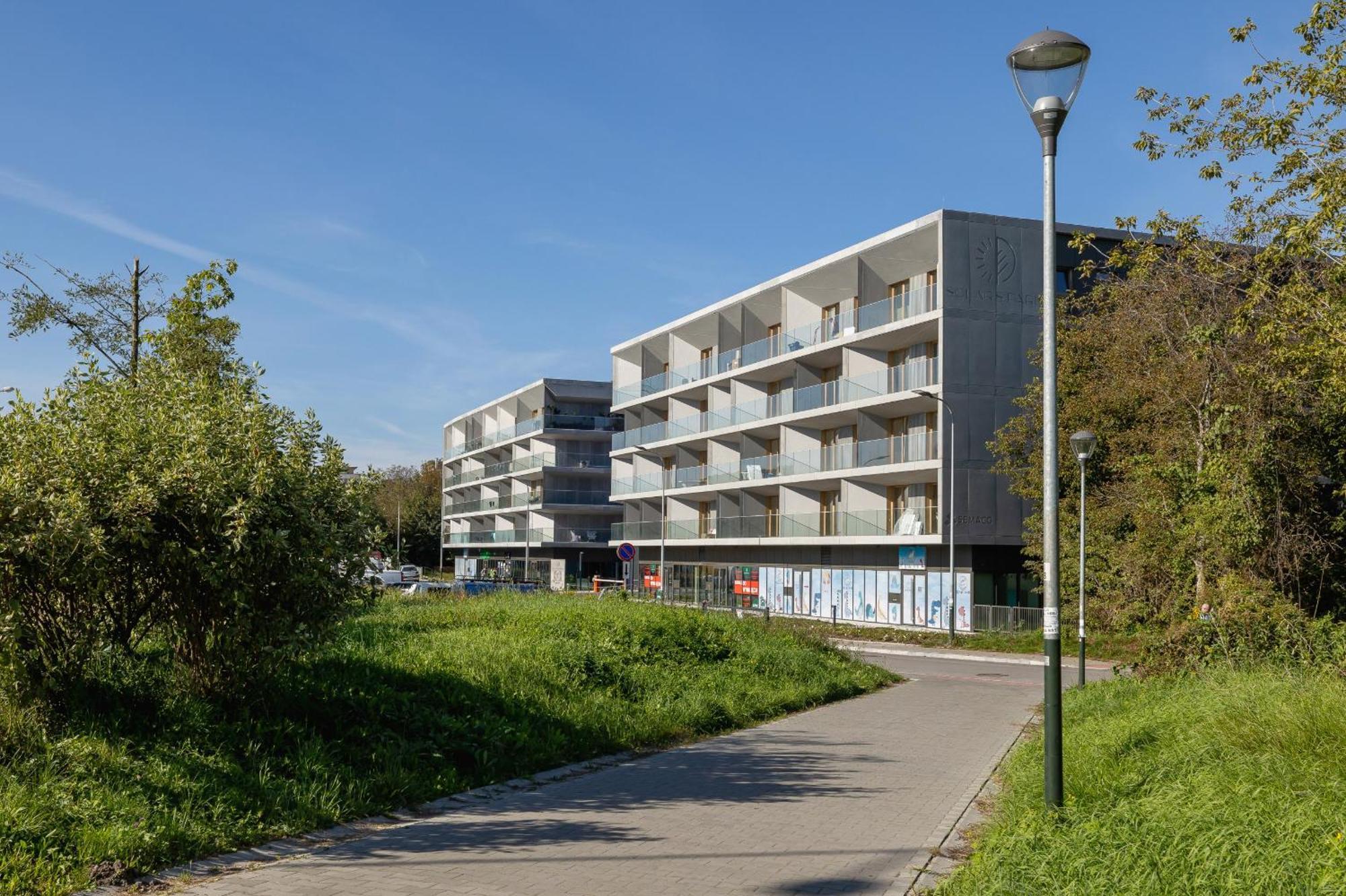 Bright Apartment In Krakow With Garden, Air Conditioning, Parking And Desk By Renters Prestige Exteriör bild